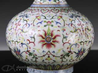 A and finely decorated Chinese porcelain bottle vase 4