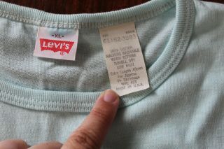 Vintage Retro Levi ' s Men ' s Blue T - Shirt Size XL Farm Scene Cows Pants Hay S/S 4