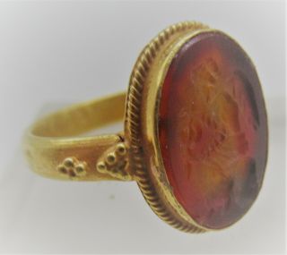 SCARCE ANCIENT ROMAN HIGH CARAT GOLD RING WITH CARNELIAN INTAGLIO WINGED NIKE 2