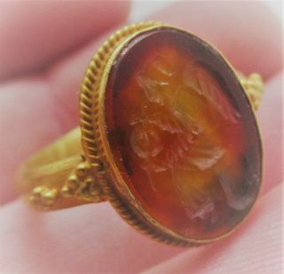 SCARCE ANCIENT ROMAN HIGH CARAT GOLD RING WITH CARNELIAN INTAGLIO WINGED NIKE 3