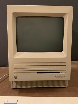 Vintage Apple Macintosh Se,  4mb Ram,  20 Mb Hard Drive,  System 6.  0.  4.