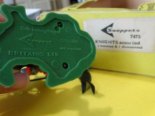 VINTAGE BRITAINS SWOPPET KNIGHT BOX SET 7475,  WARS OF THE ROSES,  Toy Soldiers UK 11