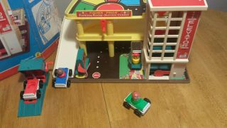 Vintage Fisher Price Little People Parking Garage 930 w cars and people Complete 2