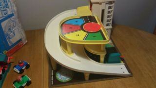 Vintage Fisher Price Little People Parking Garage 930 w cars and people Complete 6