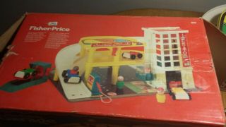 Vintage Fisher Price Little People Parking Garage 930 w cars and people Complete 7