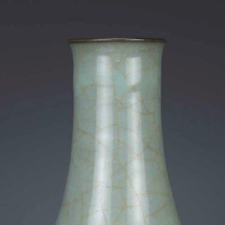 Chinese Song Dynasty Guan Kiln Green Glaze Porcelain Vase. 2