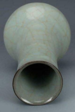 Chinese Song Dynasty Guan Kiln Green Glaze Porcelain Vase. 4