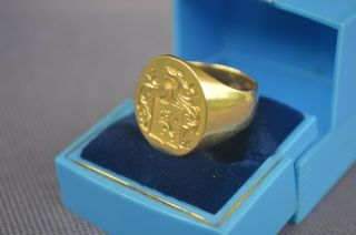 18K Yellow Gold Vintage Men ' s Coat of Arms Signet Ring Size 9.  5 Crest 11.  2 PW 2