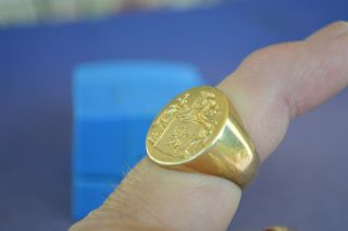 18K Yellow Gold Vintage Men ' s Coat of Arms Signet Ring Size 9.  5 Crest 11.  2 PW 5