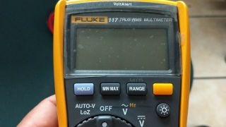 Fluke 117 Electrician ' s Digital Multimeter with Non - Contact Voltage Barely 3