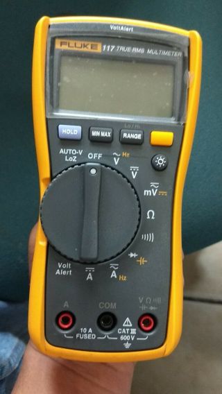 Fluke 117 Electrician ' s Digital Multimeter with Non - Contact Voltage Barely 4