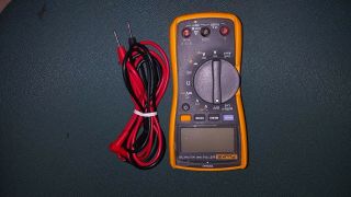Fluke 117 Electrician ' s Digital Multimeter with Non - Contact Voltage Barely 7