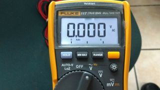 Fluke 117 Electrician ' s Digital Multimeter with Non - Contact Voltage Barely 8