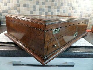 VICTORIAN MAHOGANY DISPLAY CASE WITH BEVELLED GLASS LID & LOCKING PIN DRAWER 11