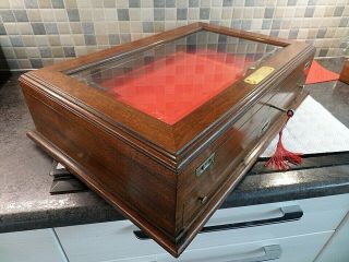 VICTORIAN MAHOGANY DISPLAY CASE WITH BEVELLED GLASS LID & LOCKING PIN DRAWER 2