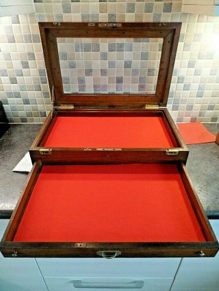 VICTORIAN MAHOGANY DISPLAY CASE WITH BEVELLED GLASS LID & LOCKING PIN DRAWER 5