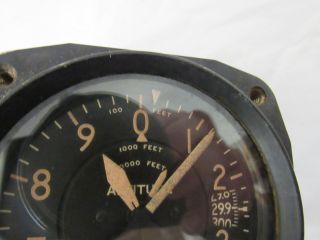 Vintage WWII 1940s airplane gauge altimeter altitude 50000 F.  T. 4