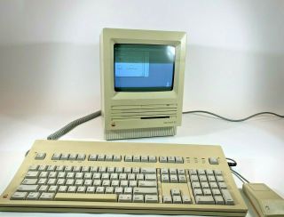 Vintage 1988 Apple Macintosh Se M5011 W/keyboard,  Mouse And Many