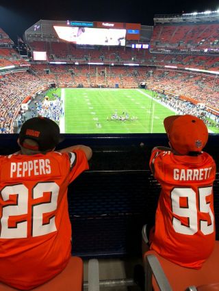 2 Tickets Very Rare Bar Seats Cleveland Browns Titans Next To Full Bar/bthroom
