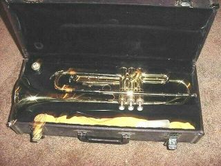 Yamaha Student Trumpet With Case Ytr 2320 With 7c Mouthpiece Ytr2320