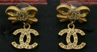 D0 Auth Chanel Vintage Gold Tone Crystals Cc Logo Bow Earrings