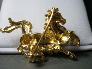 VINTAGE.  750 18 KARAT YELLOW GOLD RUNNING HORSES DIAMONDS BROOCH PIN 14.  4 GRAMS 3