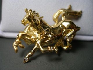VINTAGE.  750 18 KARAT YELLOW GOLD RUNNING HORSES DIAMONDS BROOCH PIN 14.  4 GRAMS 5