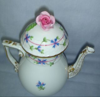 QUALITY VINTAGE HEREND PORCELAIN BLUE GARLAND SMALL COFFEE POT WITH ROSE FINIAL 5