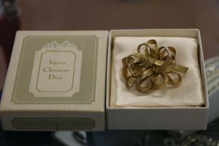 VINTAGE COUTURE CHRISTIAN DIOR GOLD PLATED WIRE MESH BOW BROOCH DATED 1964 w/box 2
