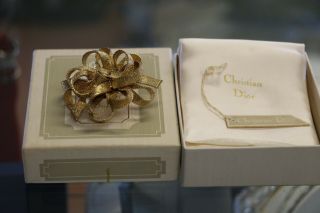 VINTAGE COUTURE CHRISTIAN DIOR GOLD PLATED WIRE MESH BOW BROOCH DATED 1964 w/box 4