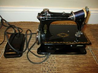 ANTIQUE SMALL SINGER SEWING MACHINE MODEL 24 & CASE SMOOTH MADE 1920 2