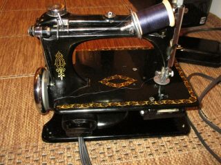 ANTIQUE SMALL SINGER SEWING MACHINE MODEL 24 & CASE SMOOTH MADE 1920 8