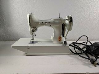 Vintage 1968/69 Singer Sewing Machine 221 221K FeatherWeight White With Case 2