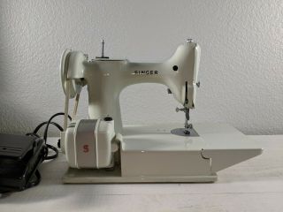 Vintage 1968/69 Singer Sewing Machine 221 221K FeatherWeight White With Case 3
