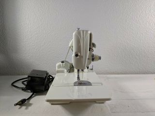 Vintage 1968/69 Singer Sewing Machine 221 221K FeatherWeight White With Case 4
