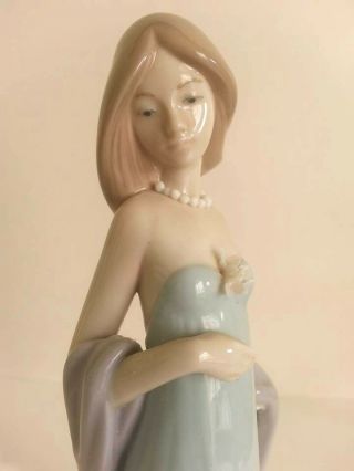 VINTAGE LLADRO HAND MADE IN SPAIN DAISA 1987 GIRL WITH ELEGANT EVENING DRESS 2