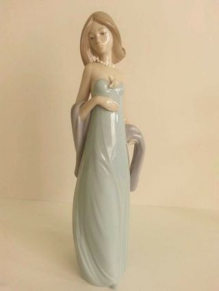 VINTAGE LLADRO HAND MADE IN SPAIN DAISA 1987 GIRL WITH ELEGANT EVENING DRESS 3