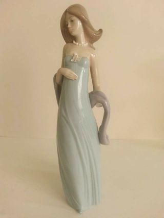VINTAGE LLADRO HAND MADE IN SPAIN DAISA 1987 GIRL WITH ELEGANT EVENING DRESS 4