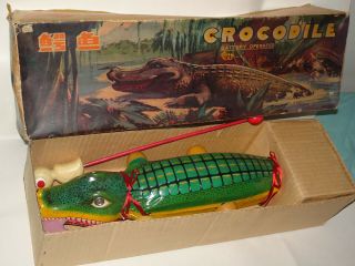 Red China Crocodile Alligator Battery Operated Vintage Tin Toy