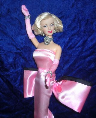 Marilyn Monroe " Gentlemen Prefer Blondes " Special Collector Edition Barbie