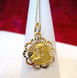 Vintage 750 18k Yellow Gold Etched Round Virgin Mary Medal Pendant Necklace