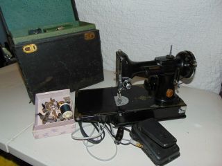 Vintage Collectible 1933 Singer Sewing Machine In Case Good A6001 11