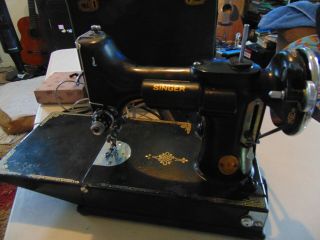 Vintage Collectible 1933 Singer Sewing Machine In Case Good A6001