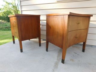 Pair Mid Century Walnut & Mahogany Concave Nightstands Side Tables Tapered Legs 10