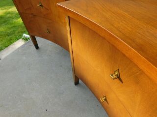 Pair Mid Century Walnut & Mahogany Concave Nightstands Side Tables Tapered Legs 4