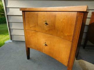 Pair Mid Century Walnut & Mahogany Concave Nightstands Side Tables Tapered Legs 6