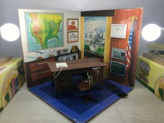 Vintage Kenner Six Million Dollar Man O.  S.  I.  Headquarters With Desk 1977 (g)