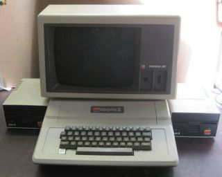 Vintage Apple Computer Inc.  Apple Ii Plus A2s1048 W/ Monitor Iii & 2 Disk Ii