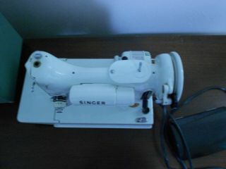 VTG 1950s SINGER SEWING MACHINE 221K FEATHER WEIGHT WHITE and CASE/GREAT BRITAIN 10