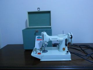 VTG 1950s SINGER SEWING MACHINE 221K FEATHER WEIGHT WHITE and CASE/GREAT BRITAIN 2